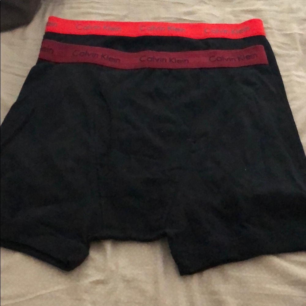 2 pairs of ck boxer brief.